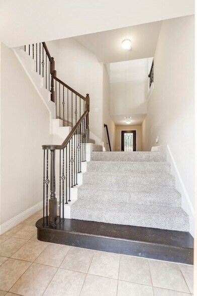 Building Photo - 2640 Venice Dr