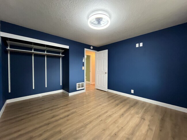 Building Photo - Beautifully Maintained Single-Level 3 Bedroom Home in North Plains Featuring Flexible Living Spac...