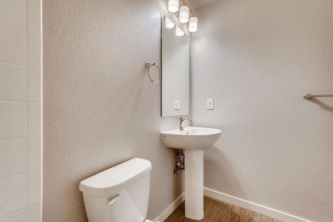 Building Photo - Stunning Modern 2 bedroom Townhome!!!