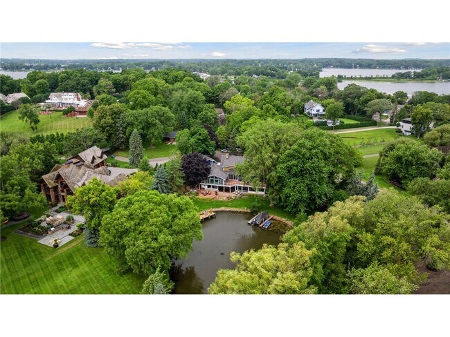 Building Photo - 3135 Shoreline Dr