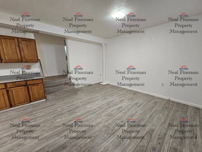 Building Photo - 4 BED, 1 BATH APARTMENT, TANDEM PARKING Electric Water included.