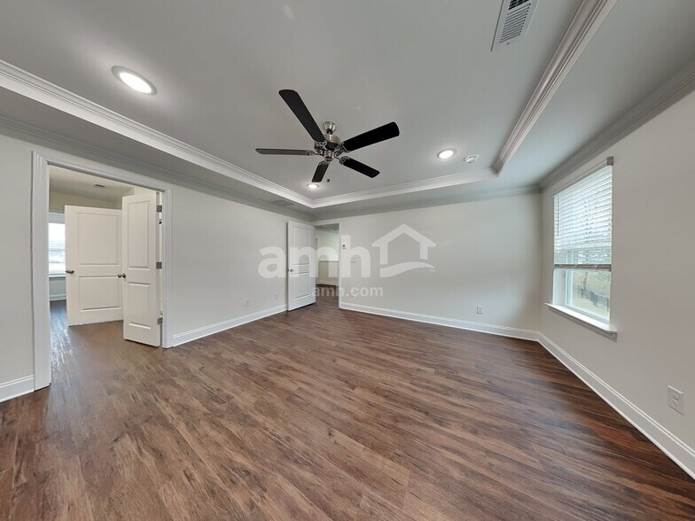 Building Photo - 15721 Thomas Rd