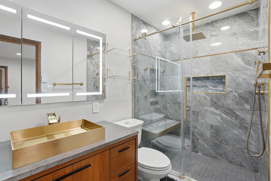 Building Photo - 729 W Augusta Ave