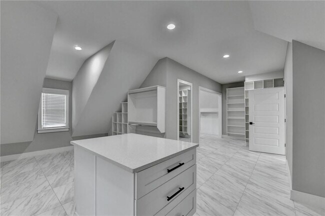 Building Photo - 960 Nours Cir SE