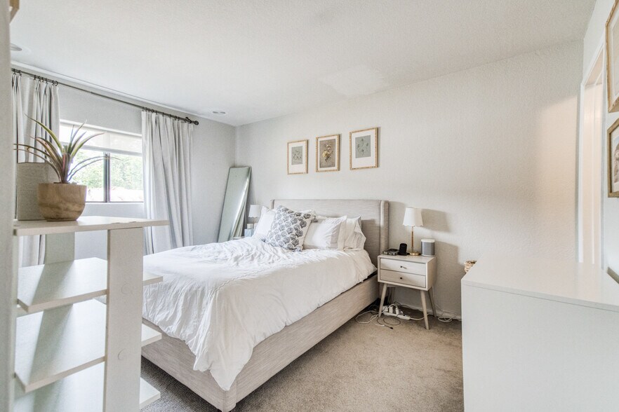 Building Photo - 839 S Holt Ave