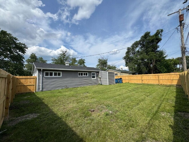 Building Photo - Your ideal home in Gary!