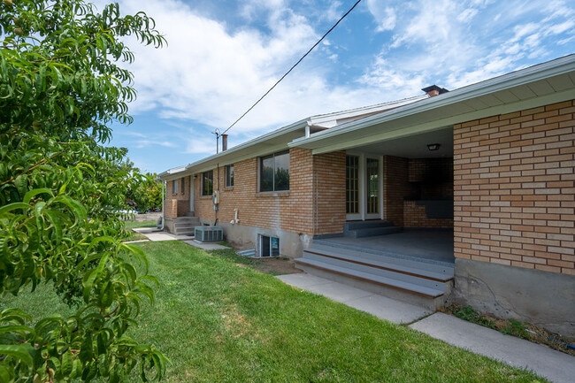 Building Photo - 11044 S Temple Dr
