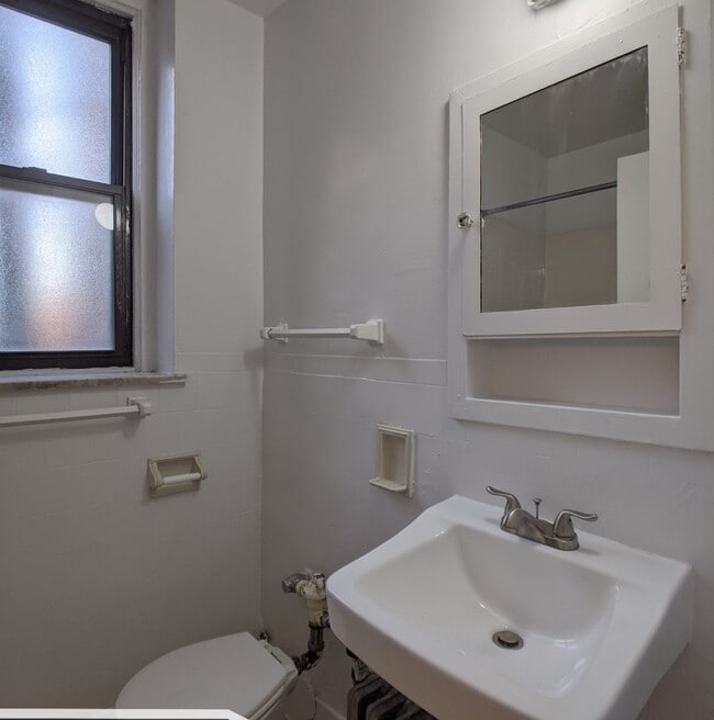 Building Photo - 3335 W Diversey Ave