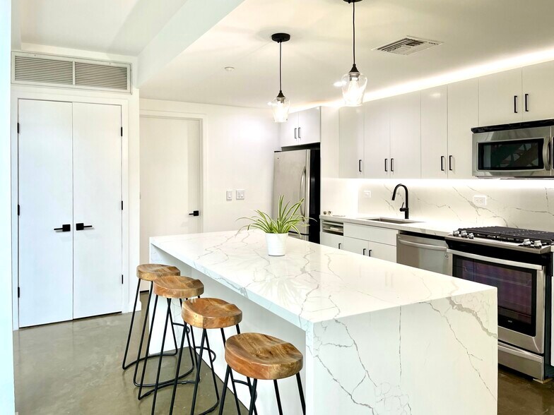 Building Photo - 4111 Sunset Blvd