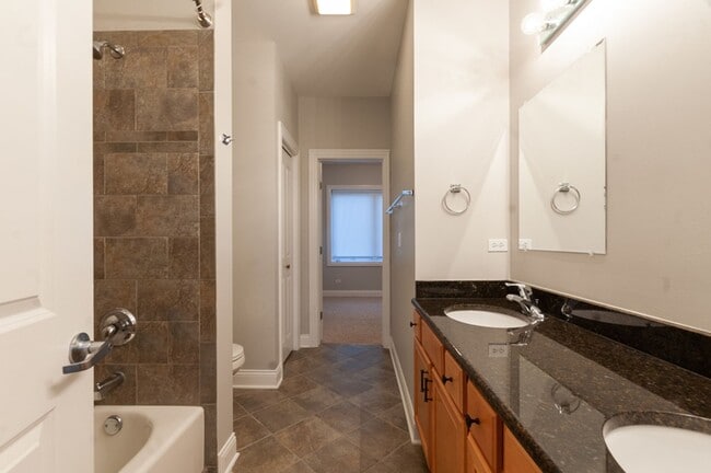 Building Photo - Beautiful Three Bed, Two Bath Townhome in ...