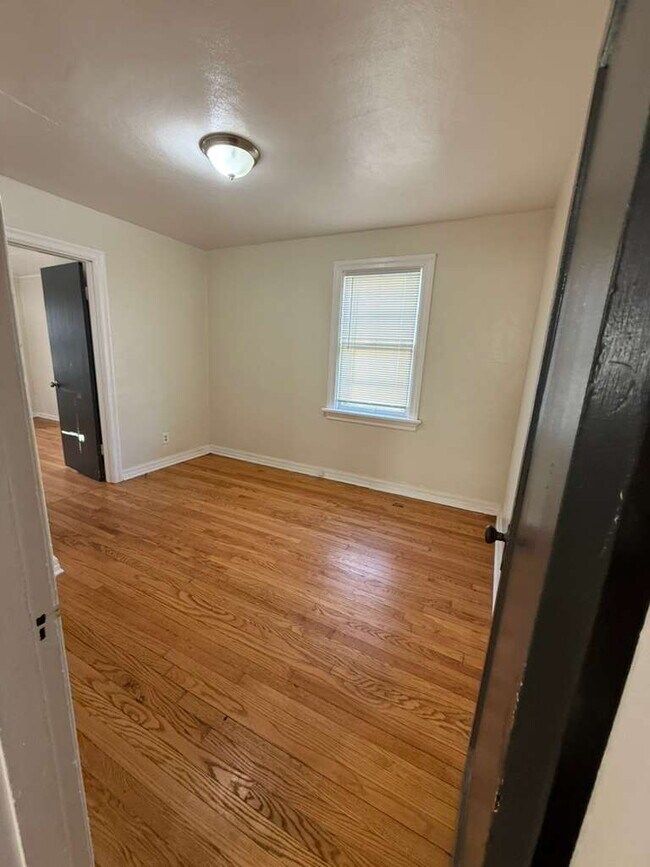 Building Photo - "Charming 3-Bedroom, 1 bath Riverview Retreat with Hardwood Floors & Unfinished basement!"  Ready...