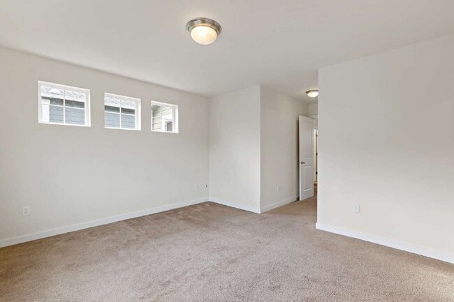 Building Photo - Enjoy this immaculate home in a park-like setting showcasing the beauty of the Issaquah Highland ...