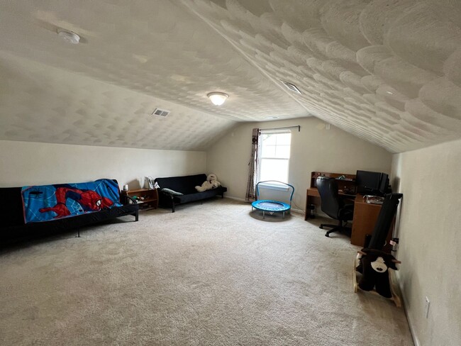 Building Photo - 3 bedroom home in sought after Whitaker Pl...