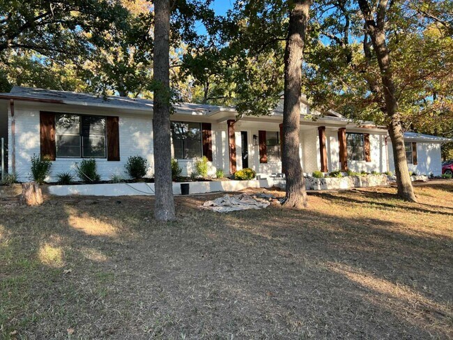 Building Photo - 3601 Oakwood Dr