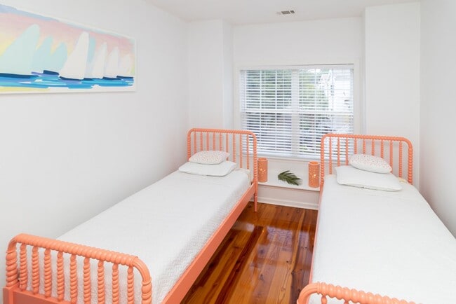 Building Photo - Lovely Townhome Available In Yacht Cove