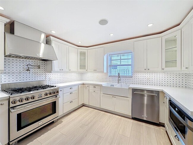 Building Photo - 2533 NE 21st Terrace