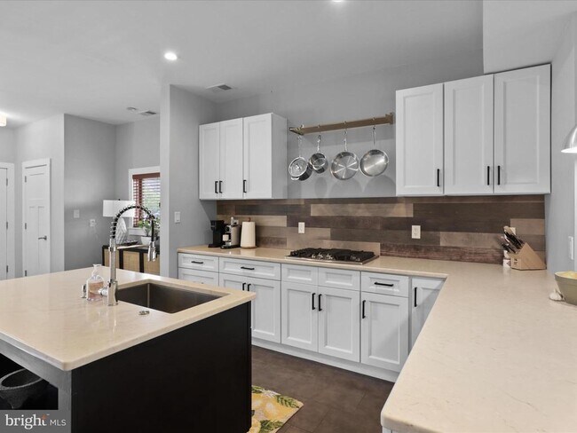 Building Photo - 3005 Rogers Dr