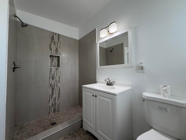 Building Photo - 12811 Catalpa Ave