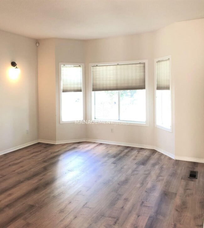 Building Photo - Gorgeous John's Landing Townhome- Luxurious Interior Renovation!