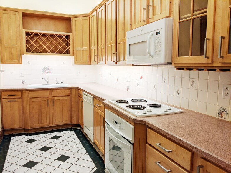 Building Photo - Redmen - Residential
