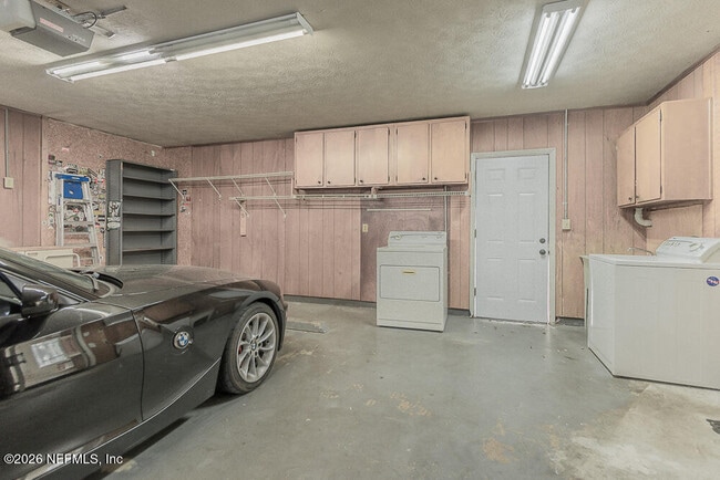 Building Photo - 1549 Montrose Ave E