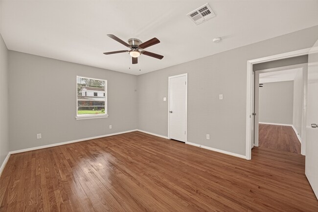 Building Photo - 226 W 4th St