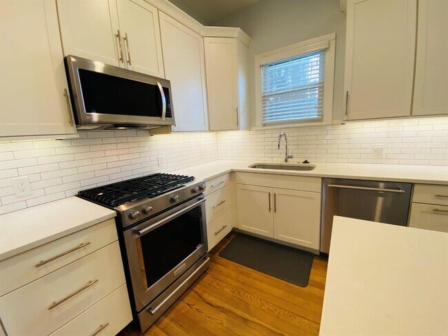 Building Photo - 521 E Live Oak St