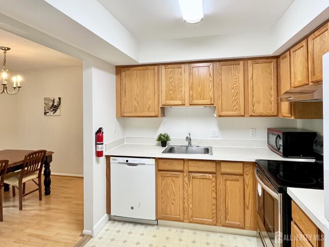 Building Photo - 2217 Sayre Dr