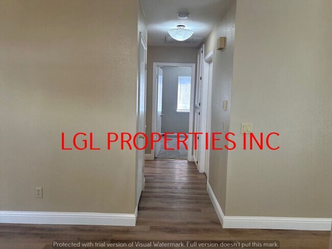 Building Photo - Very Nice Roseville 3 Bedroom 2 Bath Home