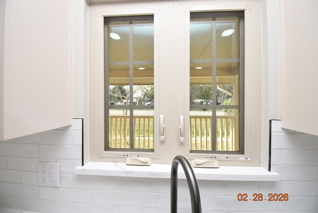 Building Photo - 623 Honeysuckle Dr