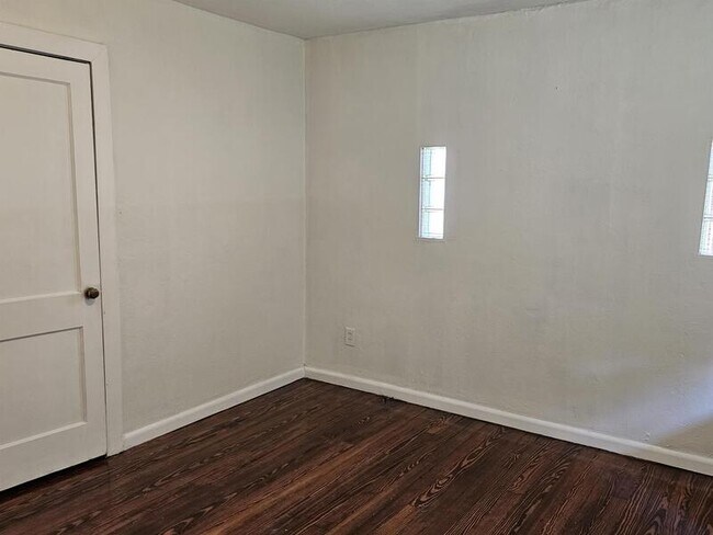 Building Photo - 25 N Marguerite Ave