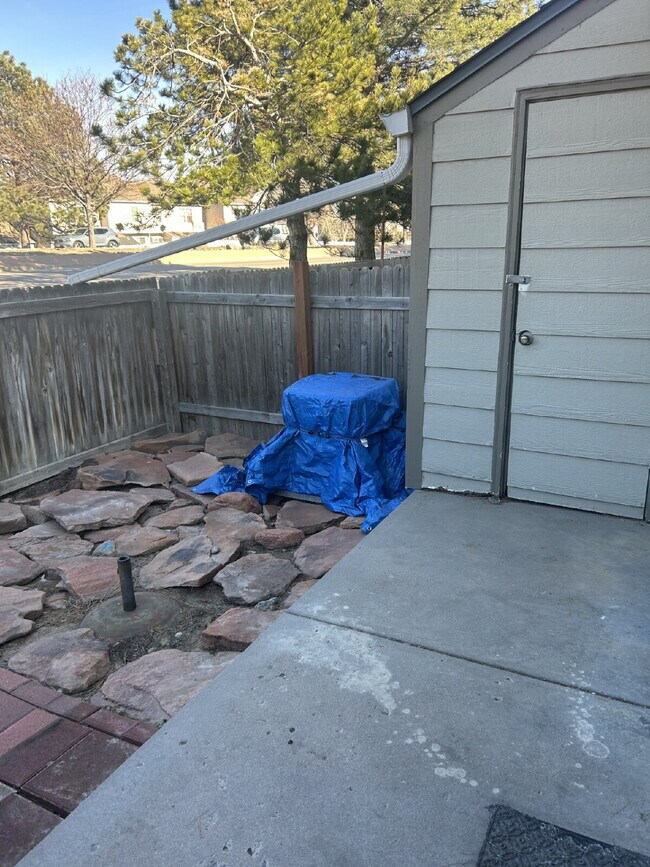 Building Photo - "Charming 2-Bed Condo Retreat with 2.5 Baths in Littleton - 1000 Sq Ft of Comfort!"