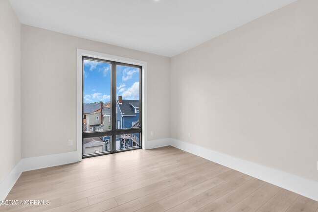 Building Photo - 218 3rd Ave