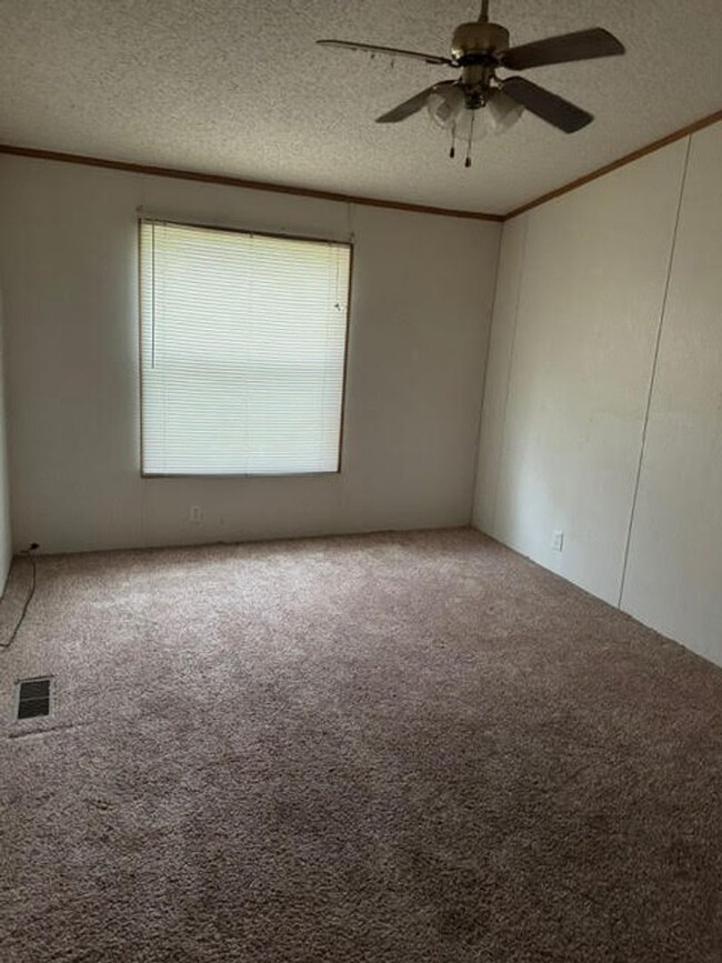 Building Photo - 3 Bedroom - Bloomfield