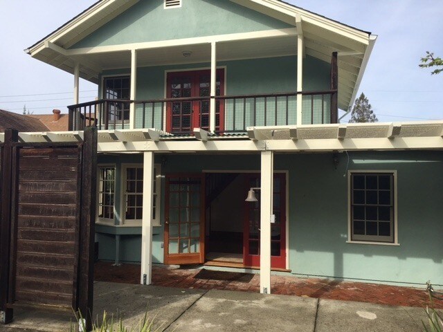 Building Photo - Charming home in great location with private studio unit