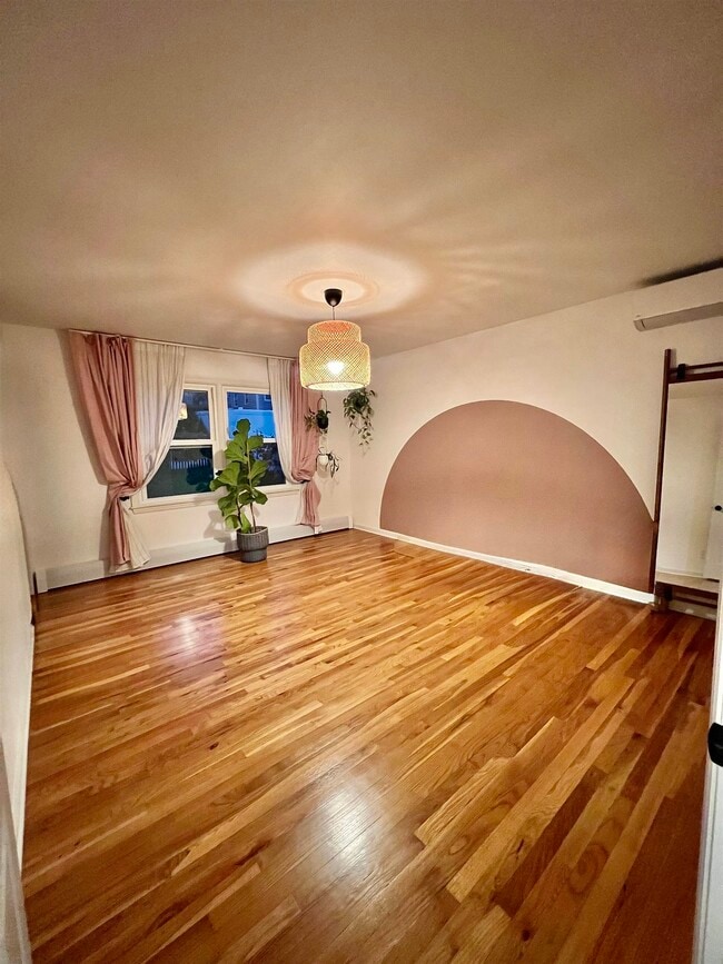 Building Photo - 724 6th St