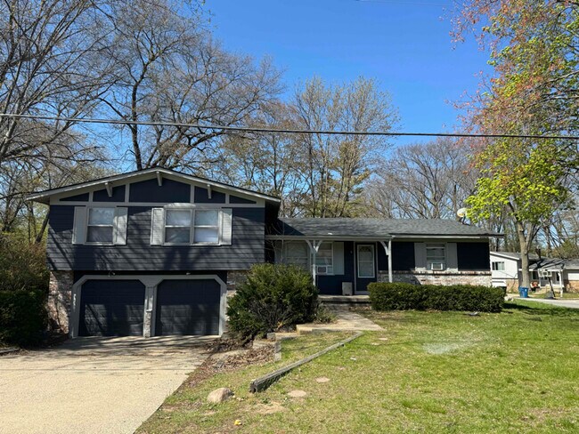 Primary Photo - 1303 Fallingbrook Dr SE
