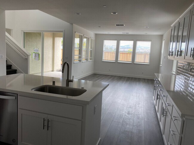 Building Photo - 3 Bed + Bonus Room/2.5 Bath - Solar – Near SSU