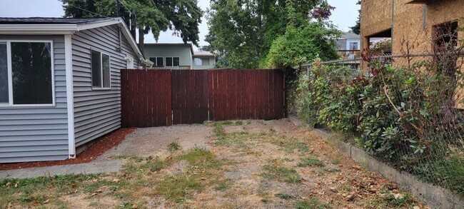 Building Photo - Cozy South Beacon Hill Cottage with 2 bedrooms, bonus room, and large yard with territorial views