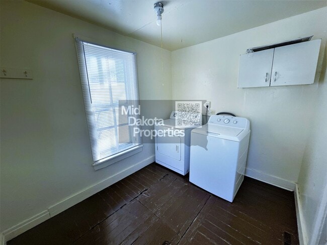 Building Photo - 1020 E 1st- 2 bedroom house with garage