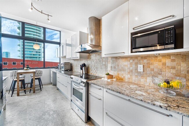 Building Photo - 1581 Brickell Ave