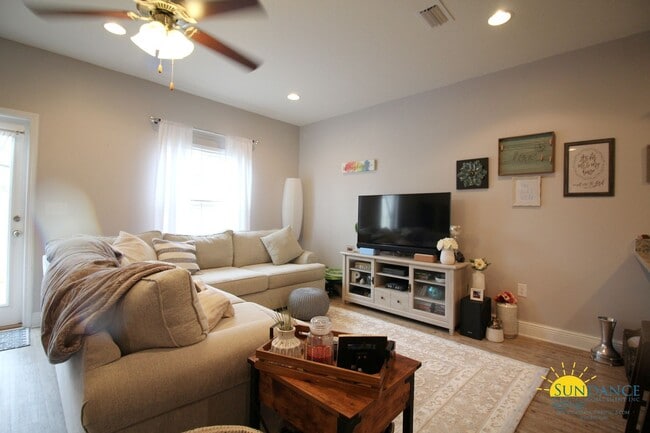 Building Photo - Magnificent 3 Bedroom Townhouse in Navarre!