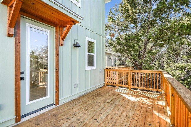 Building Photo - 424 Shady Bluff Dr