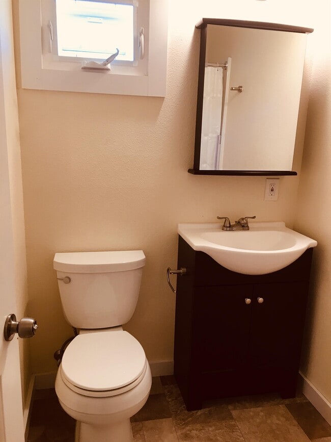 Building Photo - 4550 Lakeshore Blvd