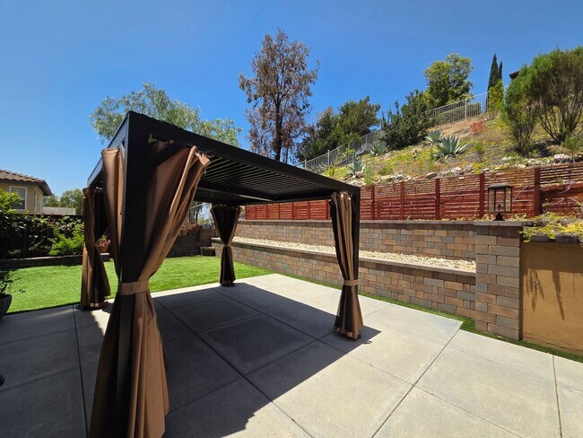 Building Photo - Large 4 Bedroom Home in Rolling Hills Ranch!