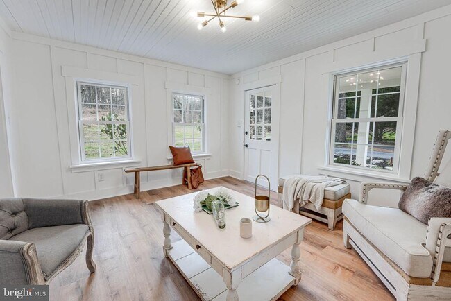 Building Photo - 102 N Rogers St