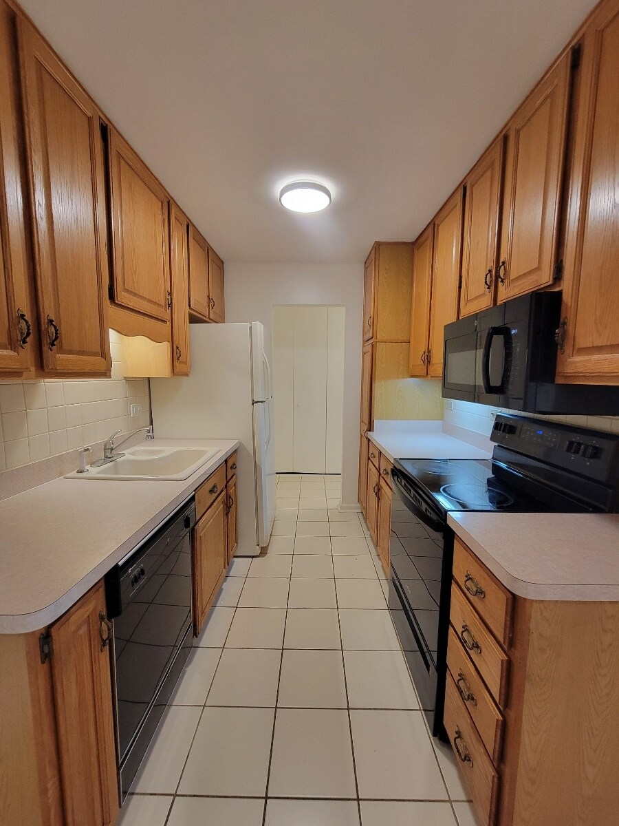 Building Photo - 810 E Shady Way