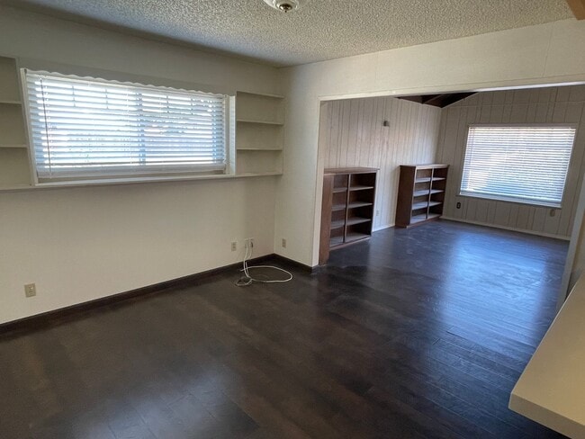 Building Photo - Beautifully Maintained Northern Vandenberg...