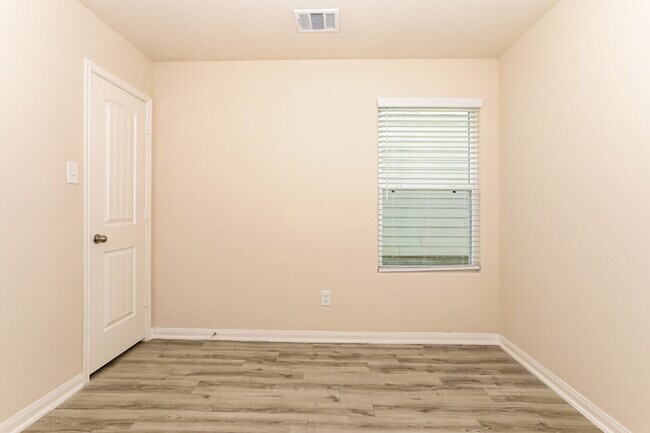 Building Photo - 2048 Oakwood Forest Dr