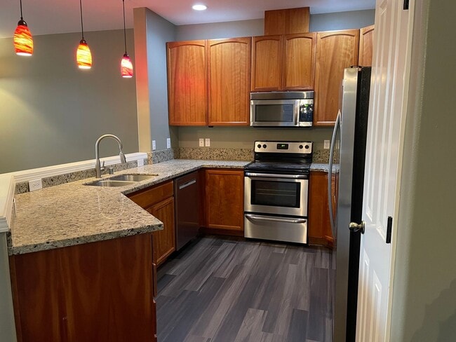 Building Photo - Custom Townhome in Camas School District! Stainless Steel Appliances and A/C!